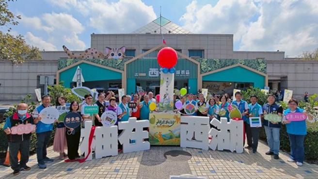 苗栗縣長鍾東錦與大家一同開箱西湖柚禮盒。圖/主辦單位提供