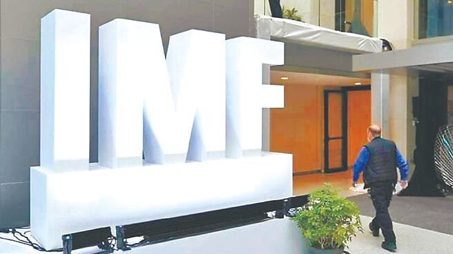 IMF发言人柯萨克（Julie Kozack）表示，控制通膨有成，但仍有一些风险可能推升物价。图／美联社