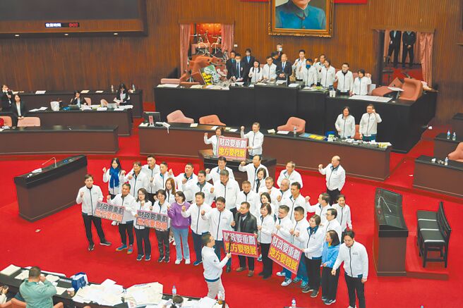 立法院通過國民黨版《財劃法》出包，行政院長卓榮泰13日邀各縣市長會商。圖為去年底立院通過《財劃法》部分條文。（本報資料照片）