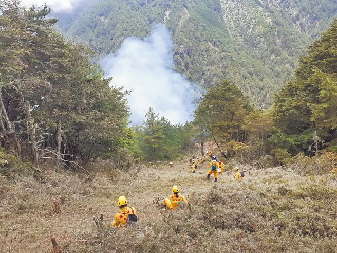 森林护管员搭直升机抵高山火场，肩负灭火任务，因此林保署南投分署携手空勤总队、消防署特种搜救队举行「陆空吊挂训练」。（林保署南投分署提供／杨静茹南投传真）