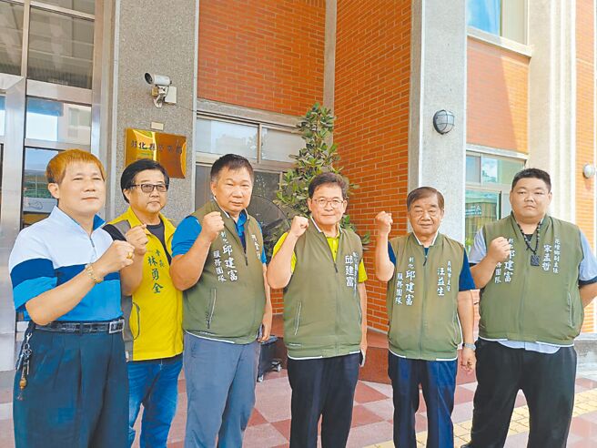 有意参选彰化县长的民进党前彰化市长邱建富（右三）12日指控接到自称民调电话，4位有意参选彰化县长的人选，却单单将他排除在外，疑有心人利用诈骗手法企图干扰他选县长。（叶静美摄）