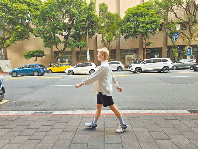 散步、逛街虽然强度不高，但长时间走路的有氧运动，一样能强化心臟泵血的能力、促进血液循环，降低三高、心臟疾病的风险。（林周义摄）