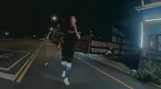 近學區？深夜遇詭男持鐵棍攔車 板橋女騎士驚恐畫面曝光
