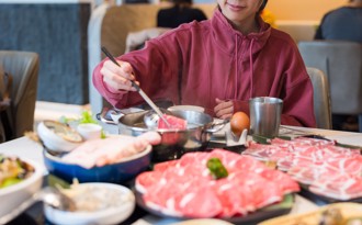 吃火鍋問「有收10％服務費？」 老闆娘回11字  全場笑死