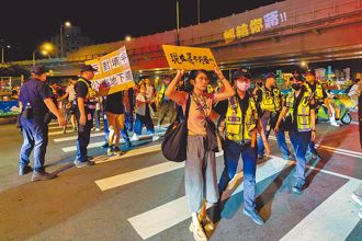 民眾抗议拆公馆圆环捧蒋万安「遗照」 她开呛：检察官要不要办