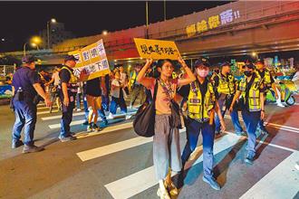 抗議公館圓環驚見民眾捧蔣萬安「遺照」北市警回應了