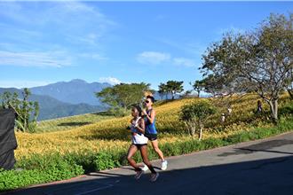 金针花海化赛道！六十石山首届马拉松登场
