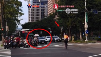 救護車地獄再現？ 多元計程車未禮讓 網友：都是因為「它」