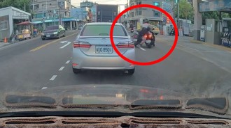 突然想加油？ 三寶違規害騎士撞上「雙雙倒地」