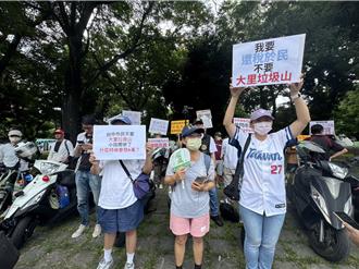 賴清德台中參香 公民團體場邊舉牌要總統管管大里垃圾山