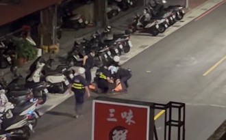 芦洲醉男街头大闹遭警压制！ 网友直呼「干的好」