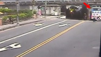 汐止公车卡国道涵洞？ 警：只是刚好故障