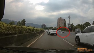 國道上驚見「自摔2輪伯」 駕駛驚呼：啥小？