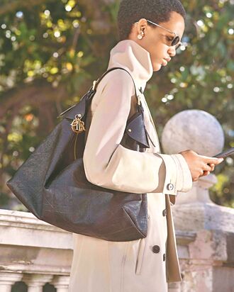 Dior Voyage优雅袋着走