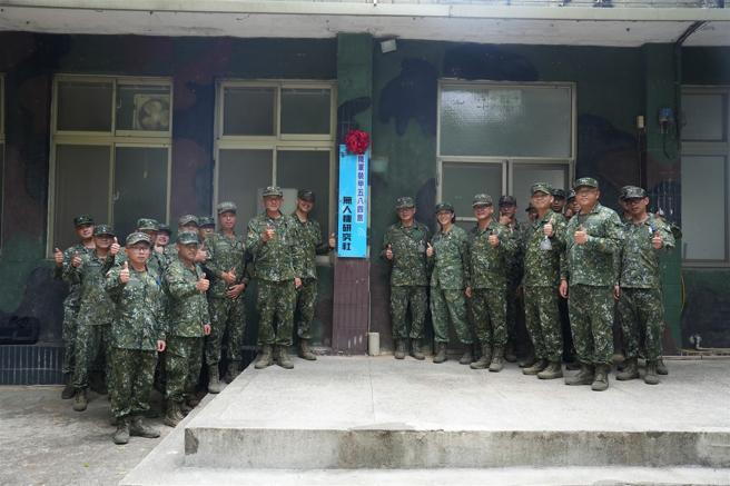 装甲584旅举行「无人机研究社」揭牌仪式，展现重视创新科技、培育无人机操作人才的决心。（584旅提供）