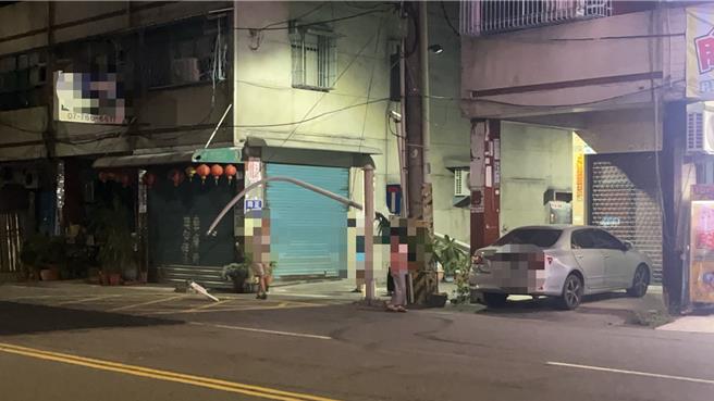 高雄市凤山区今（14）日凌晨，在凤山区五甲二路被发现有车辆逆向，撞断路灯后才停下。（警方提供／任义宇高雄传真）