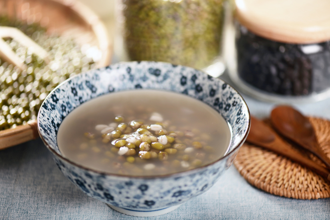 醫師表示，綠豆具有清熱解毒功效，綠豆皮裡的抗氧化物質，還能幫助身體抵抗發炎與自由基的傷害。（示意圖，Shutterstock／達志）