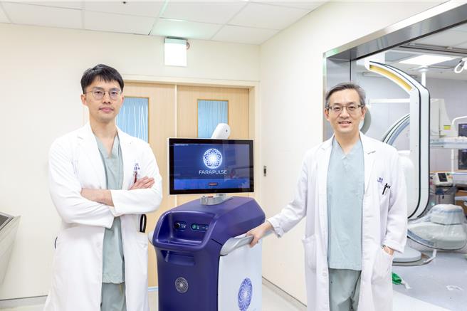 经心臟科团队副院长曹玄明、主任黄嵩豪、医师郑文涵共同诊疗评估后，採用目前最先进的脉衝场导管电烧术（PFA）。（阳明交通大学附设医院提供／吴佩蓉宜兰传真）