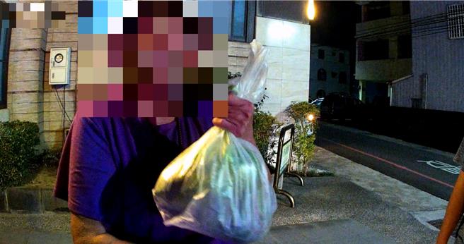 李妇拿着菜走失。（民眾提供／李京升台中传真）