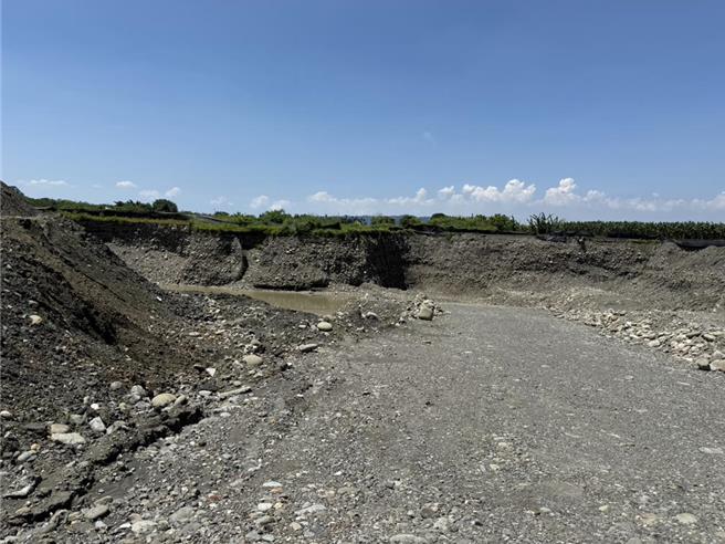 高雄近日相關盜採、堆置廢土方檢舉案件接連爆發，立委柯志恩質疑「要柯志恩揭發才要動作」，感嘆美濃好山好水卻成不肖業者覬覦目標。（洪浩軒攝）