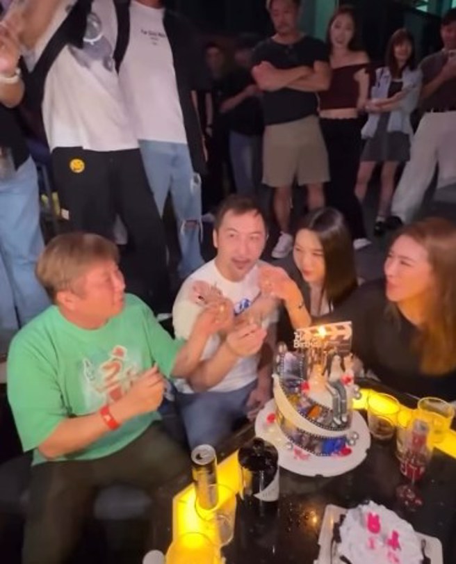 小禎與李進良在女兒Emma18歲生日派對同框。★《中時新聞網》關心您：飲酒過量，有礙健康。酒後不開車，安全有保障！(圖／karenhu1984 Instagram)