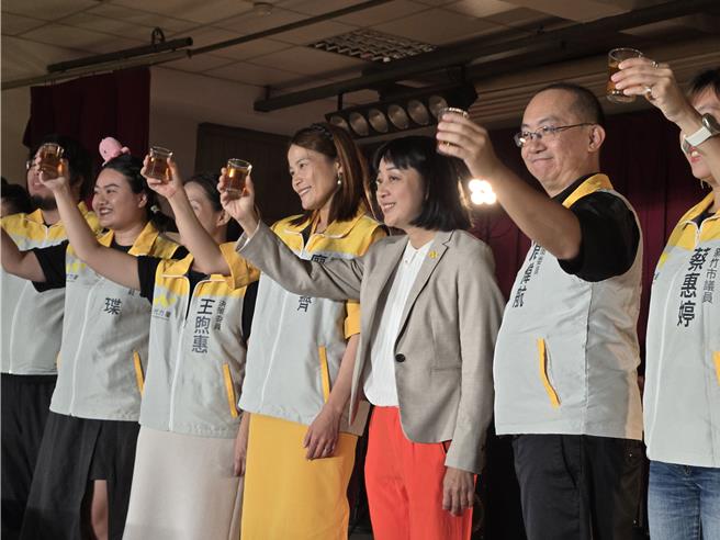 時代力量創黨10周年，14日於板橋舉辦募款餐會，幹部以茶代酒，感謝各方的支持。（張鎧乙攝）