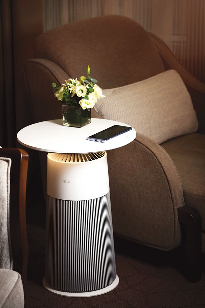 房内配备全新「Styler蒸气电子衣橱第二代」，其独家蒸气技术能深层护理，轻松抚平皱褶、去除异味与细菌，无论商务正装或旅行便服，皆能获得顶级呵护，随时展现完美笔挺的状态。图／台北远东香格里拉提供