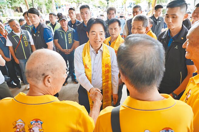 学者建议AIT鼓励赖政府展出二战时期关键文件，而非拱手让中共扭曲史实。图为赖清德总统（中）13日到新北市板桥深丘福德宫参拜。（杜宜谙摄）