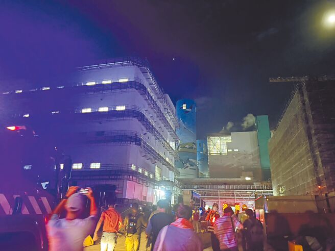 台电兴达电厂9日晚间发生火警，让地方居民人心惶惶，当地里长痛批台电通报机制失灵。（纪爰摄）