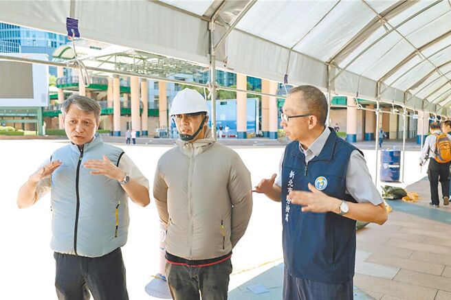 新北市勞動檢查處率先全國推出「風扇衣」補助措施，台北市議員不分藍綠皆呼籲北市府應跟進。圖為新北市政府風扇衣補助記者會。（本報資料照片）