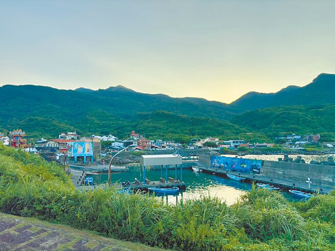 新北市贡寮区卯澳渔港处于天然港湾中，曾获选「十大魅力渔港」的「心灵角落」奖项，是东北角极具代表性的渔村秘境。（新北市渔业处提供／王扬杰新北传真）