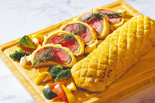 招牌菜色「威靈頓牛排」特別以日本F1牛肉製作，外層金黃酥脆、內裡柔嫩多汁。（JR東日本大飯店台北提供）