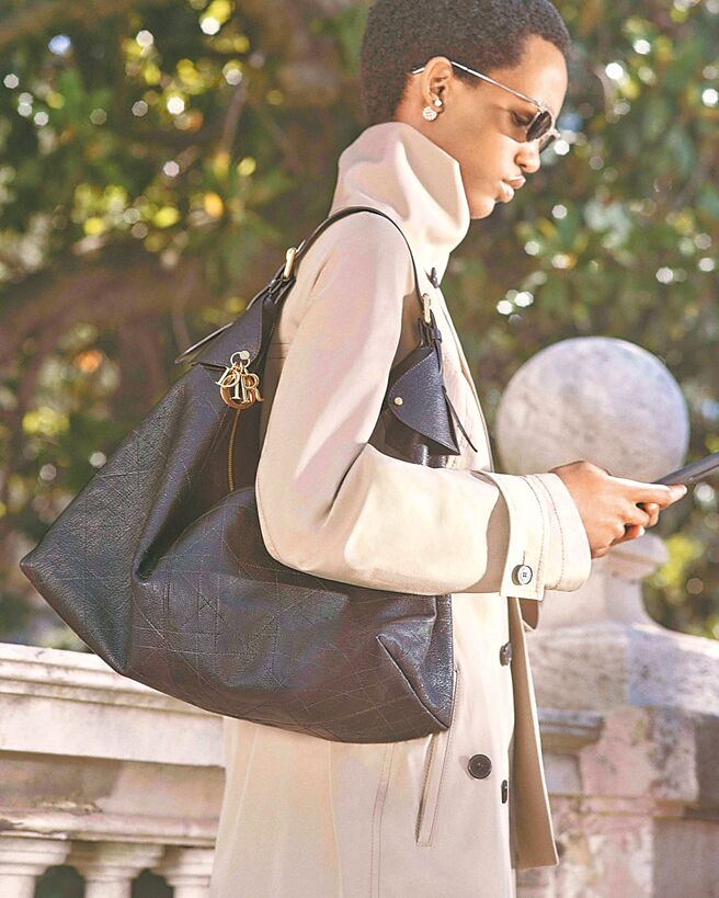 Dior推出全新配件Dior Voyage皮件包款，提供多種配色並具有小、中與大共3種尺寸供選。（Dior提供）