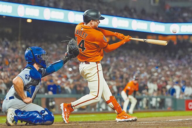 巨人捕手貝利（右）對道奇10局下將偏高速球打成再見滿貫全壘打。（美聯社）