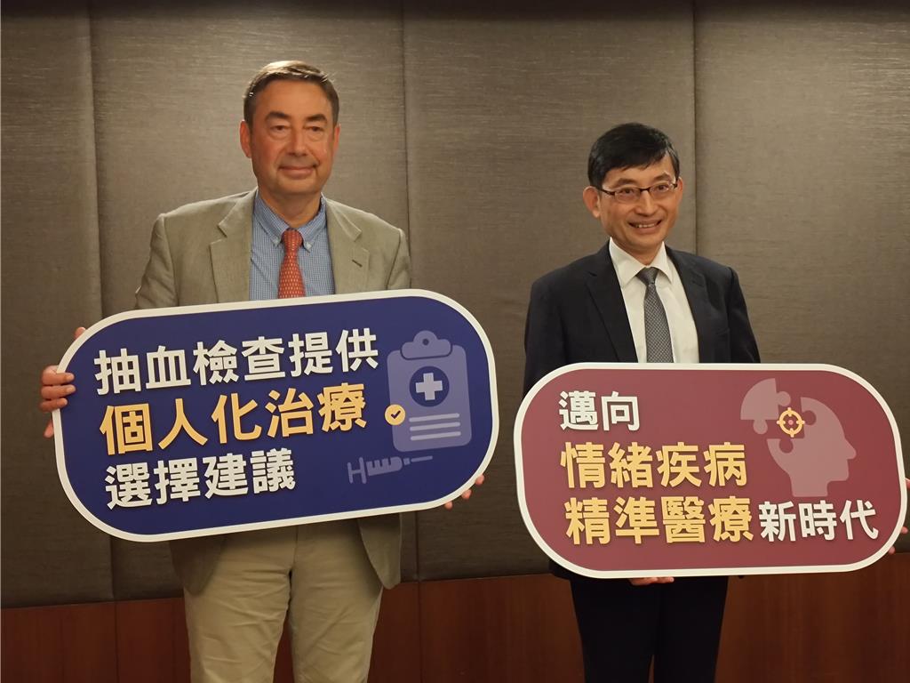 成功大學醫學院醫學系精神學科教授楊延光（右）表示，很多人認為憂鬱症患者是「想不開」、「太懦弱」，勸他們要勇敢一點，其實並非如此，和環境、基因等有關。（王家瑜攝）