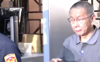 影》柯文哲現身北院開羈押庭！表情輕鬆與支持者握手