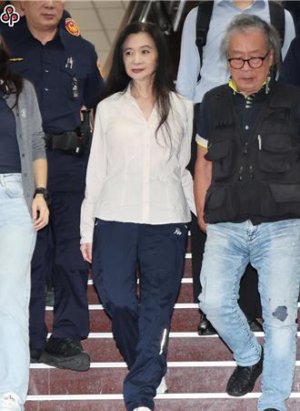 應曉薇交保撤銷重回法院報到  緊抱女兒親吻「暫別」