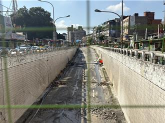 公馆圆环施工填平地下道首上班日 直击尖峰时段实况