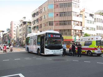 阿公出事了！騎車闖紅燈撞公車彈飛   受傷送醫還遭重罰破財