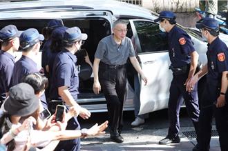 柯文哲羈押庭訊問完畢    「不上銬」進候審室等裁定