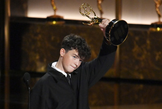 艾美獎》《片廠風雲》得13獎破紀錄！歐文庫柏成最年輕得獎男演員