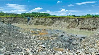 美濃農地淪大峽谷　旗山人痛批市府監管失靈