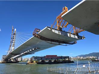 淡江大橋最後鋼橋節塊吊裝 16日合龍祈福儀式