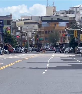 台7线标线歪斜惹议 网友笑：非得弯成这样？