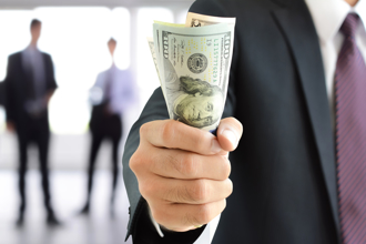 放弃金融业高薪！30岁靠「没落产业」大翻身 年收破6亿