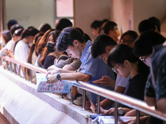 國高中生改10點上課可行？網揭現實狀況：怎麼改都沒用