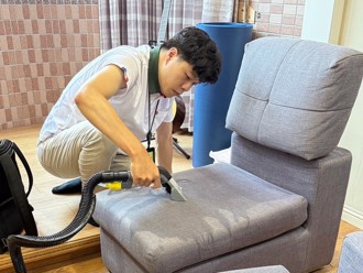 减少不必要丢弃！信义房屋詹博咏为客户清洁沙发、床垫 服务兼顾永续