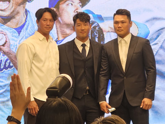 棒球》林哲瑄引退記者會多次哽咽落淚 喊話申皓瑋快回簡訊