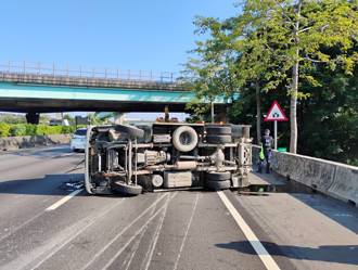 國道驚悚翻車！小貨車自撞側翻　駕駛受傷送醫