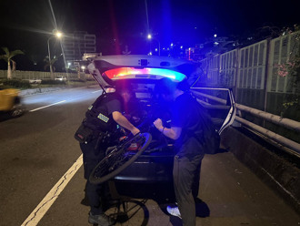 單車男夜飆誤闖國道！停路肩求救　基警火速助脫困